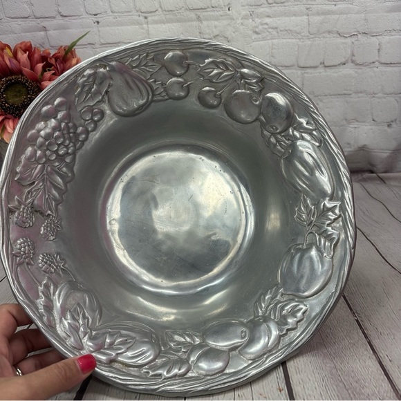 noble excellence napa valley large Embossed grapes fruit Metal serving Bowl - Picture 2 of 7